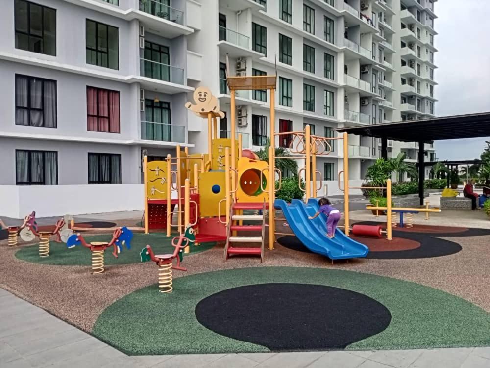 The Platino Paradigm Tv Netflix 3 Queenbeds * Johor Bahru